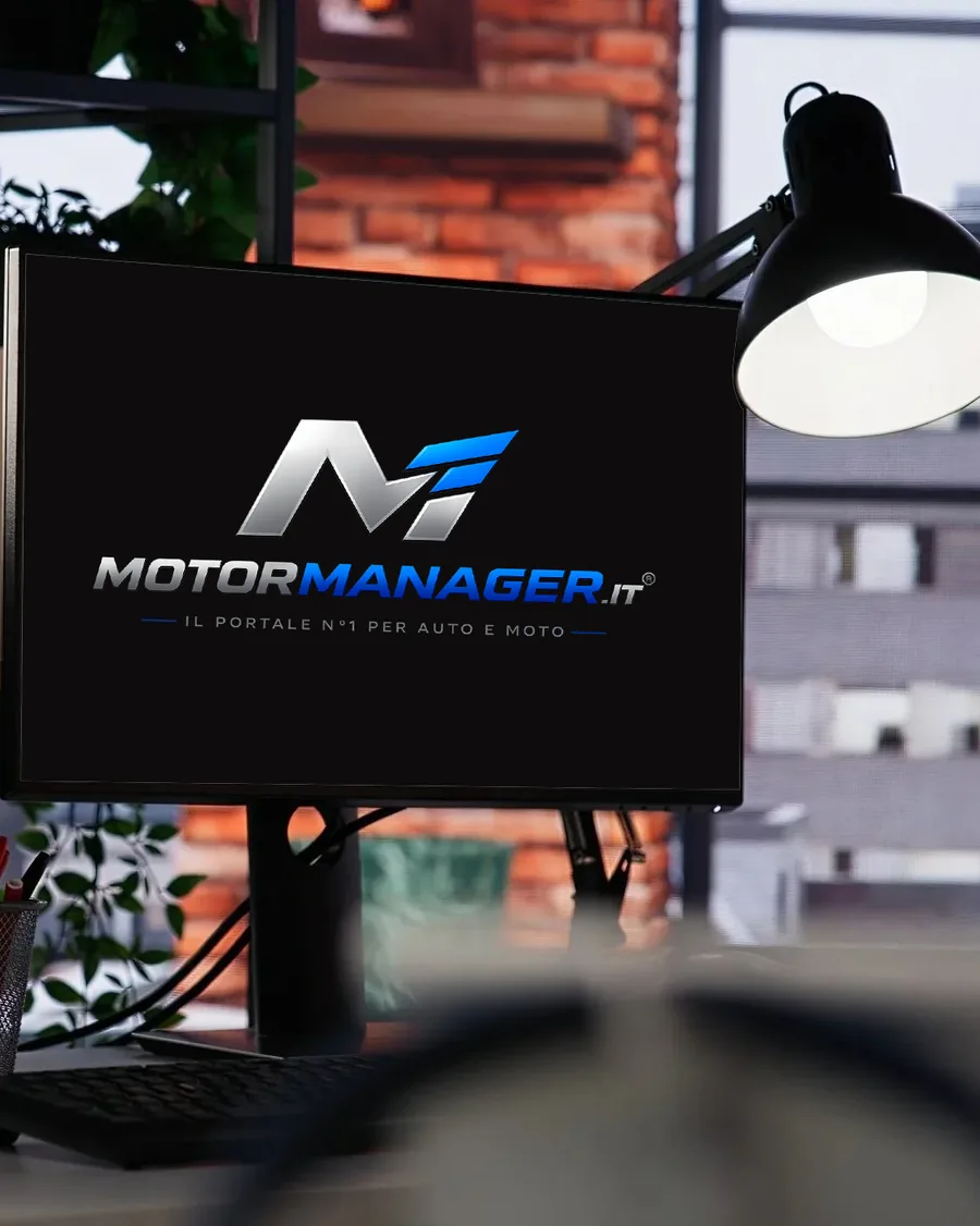 Interfaccia del gestionale Motor Manager su schermo, in un ambiente di lavoro moderno per l'automotive